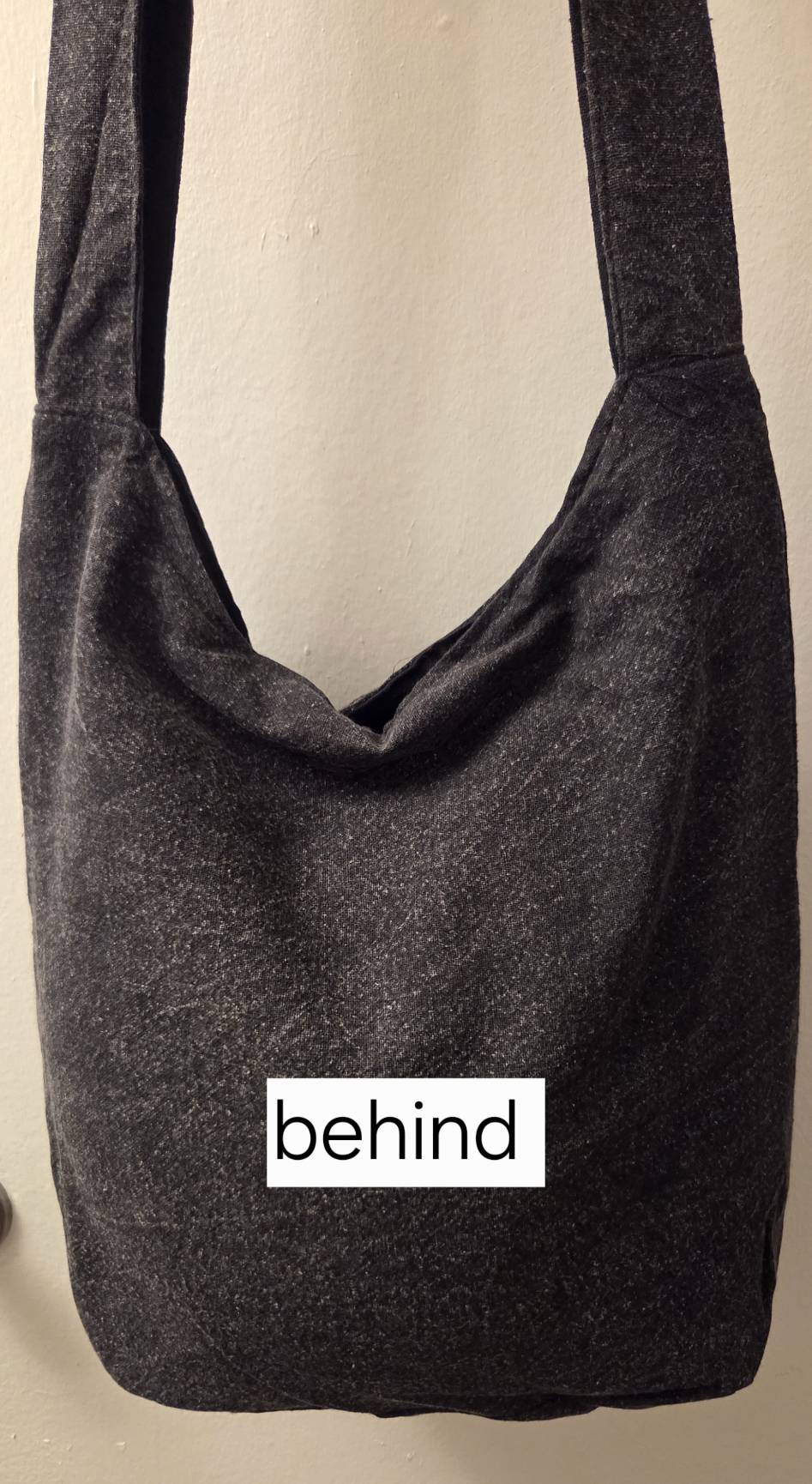 Small open pocket on shoulder strap – card pocket detail