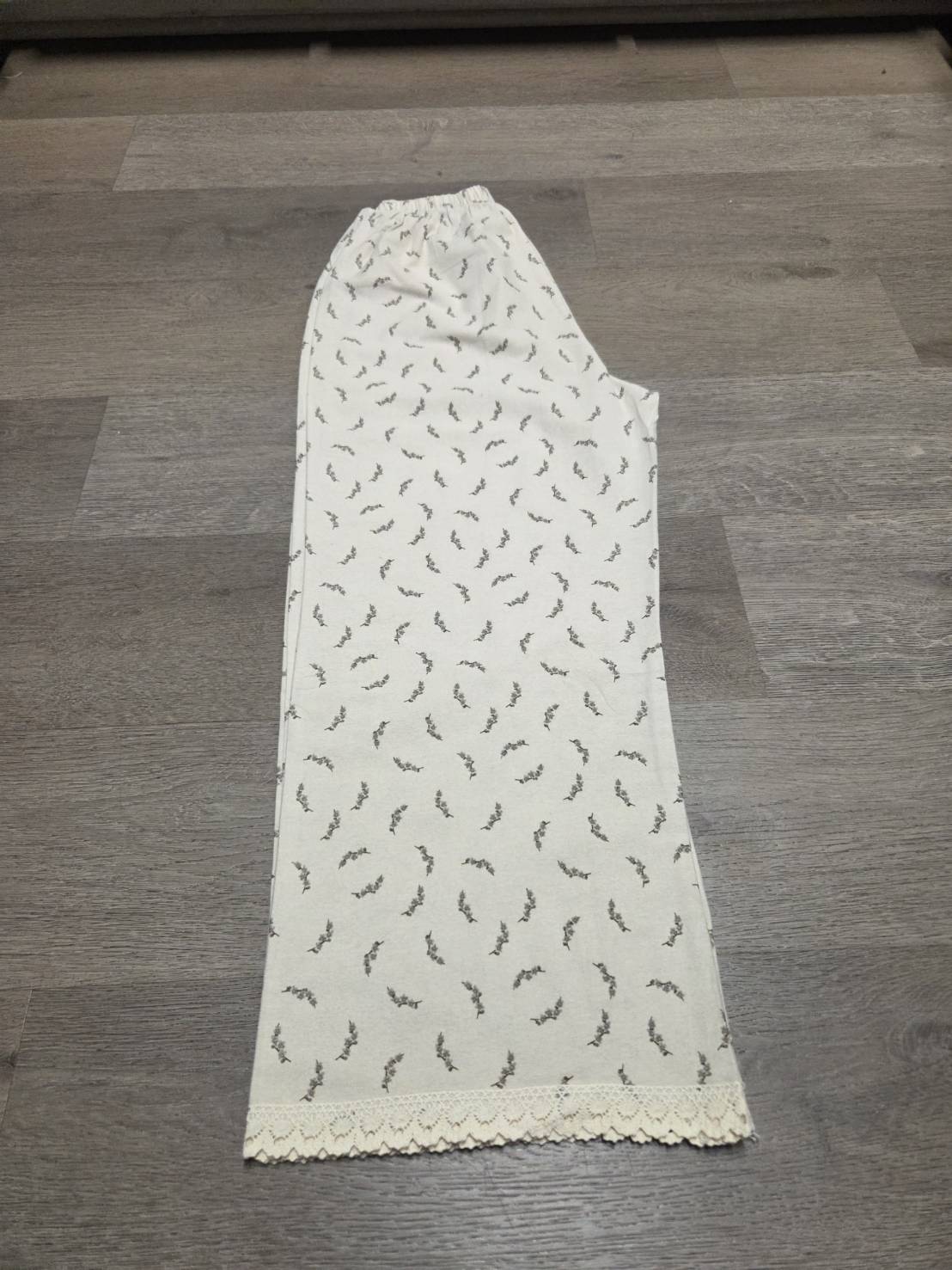Side view and cream lace hem detail of LP-08 ivory botanical pajama pants
